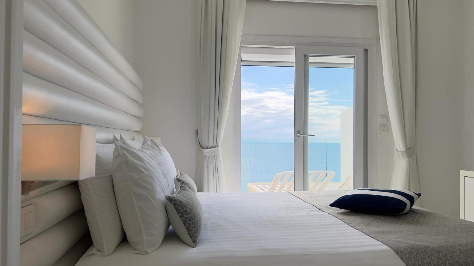 Hotel La Calanque Cavalaire-sur-Mer Bagian luar foto