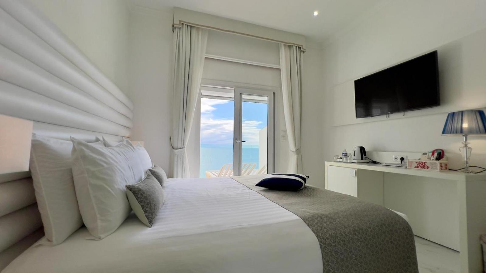 Hotel La Calanque Cavalaire-sur-Mer Bagian luar foto