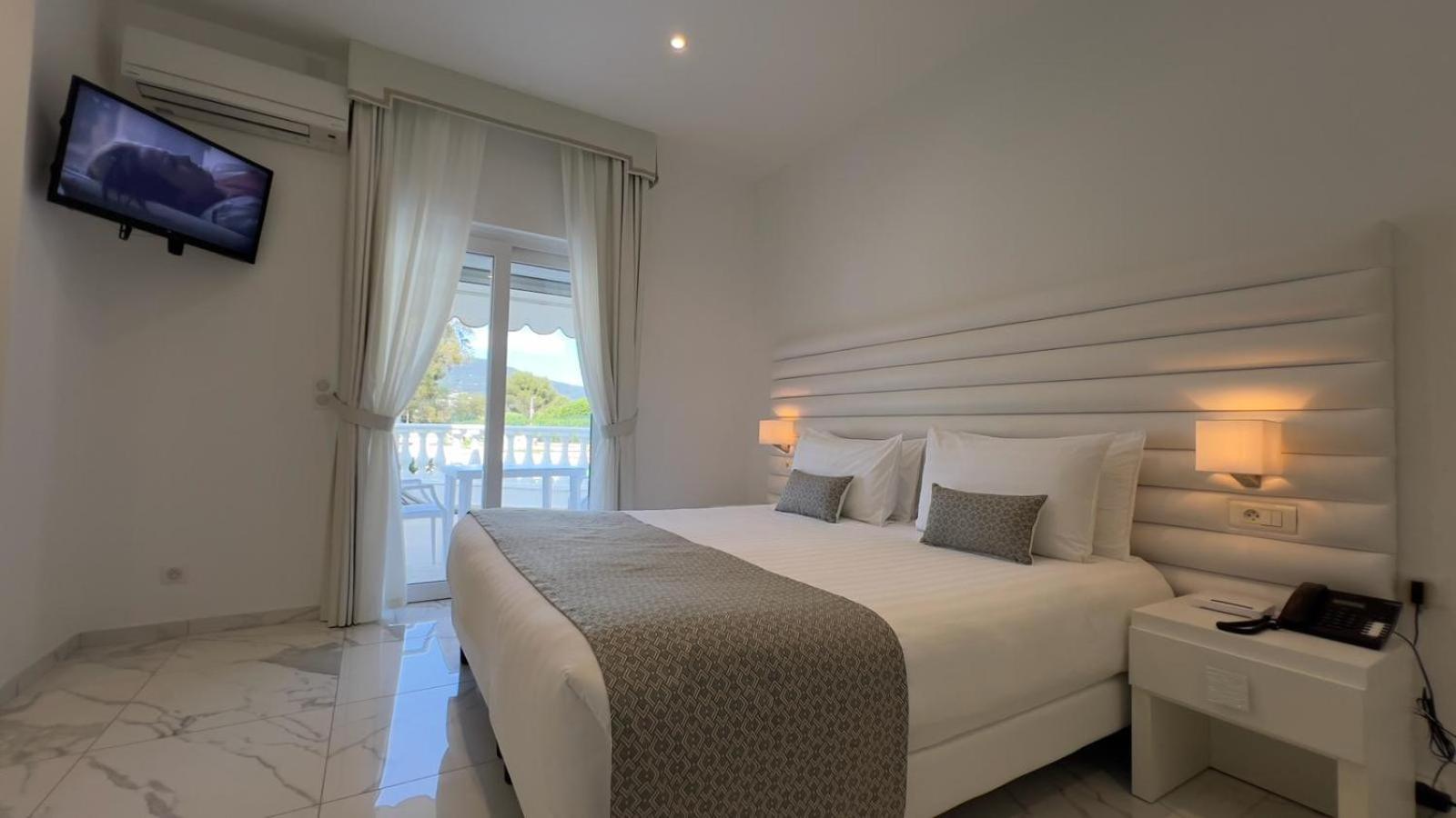 Hotel La Calanque Cavalaire-sur-Mer Bagian luar foto